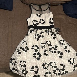 Girls sleeveless size 10 dress. Worned only once